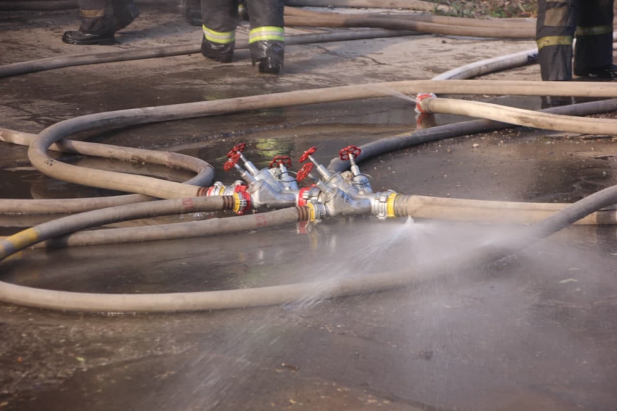Крупное возгорание в центре Саратова. Пожарные бьют стекла склада