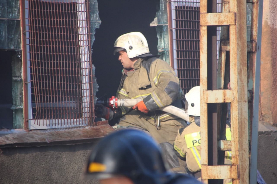 Крупное возгорание в центре Саратова. Пожарные бьют стекла склада