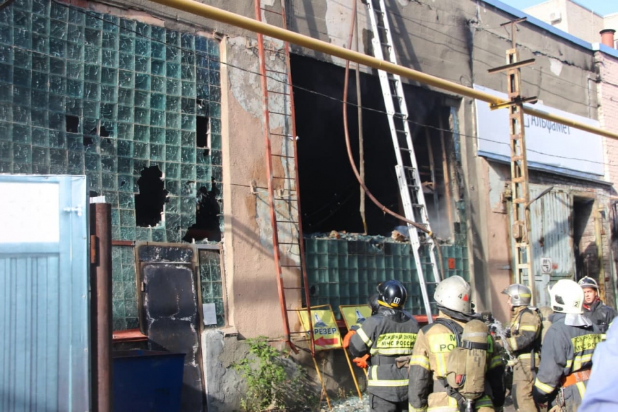 Крупное возгорание в центре Саратова. Пожарные бьют стекла склада