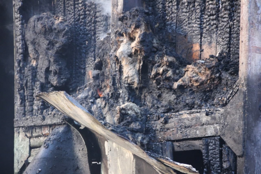 Крупное возгорание в центре Саратова. Пожарные бьют стекла склада