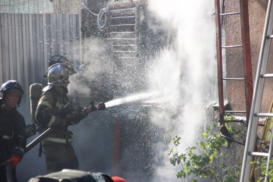 Сегодня утром в энгельсе был взрыв. Пожарный пожарного бьет. Пожар в Саратове на заводе серп и молот. Тушение складских помещений. Пожарник бьет.