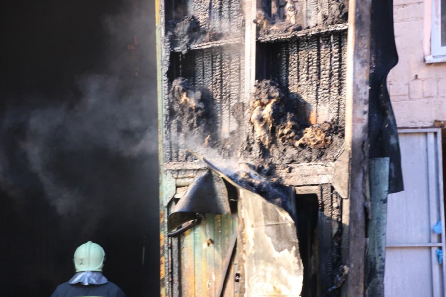 Крупное возгорание в центре Саратова. Пожарные бьют стекла склада