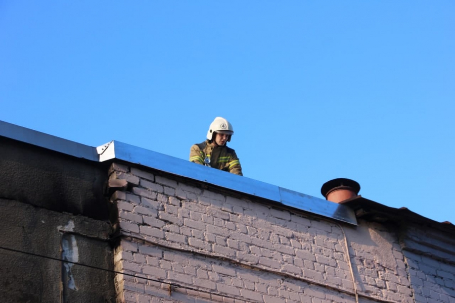 Крупное возгорание в центре Саратова. Пожарные бьют стекла склада