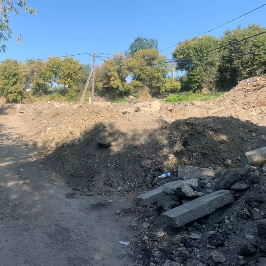 В 2-м Пугачевском поселке землю завалили битым асфальтом и бордюрами