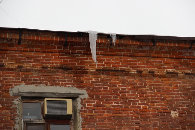 Из-за резкого потепления прохожим угрожают сосульки и ледяные глыбы