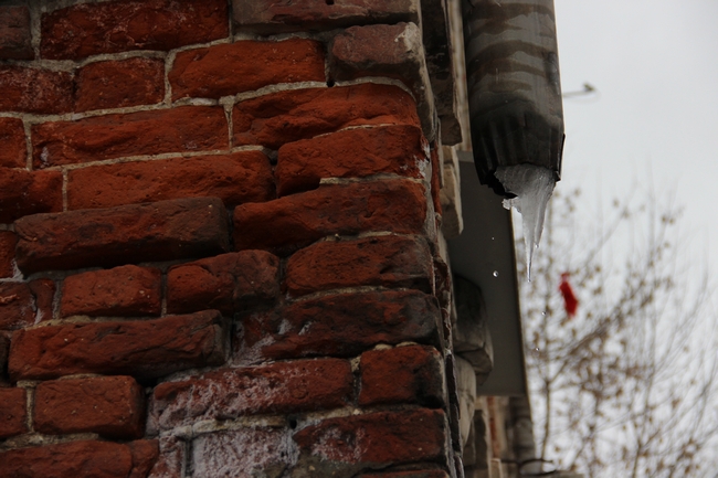 Из-за резкого потепления прохожим угрожают сосульки и ледяные глыбы