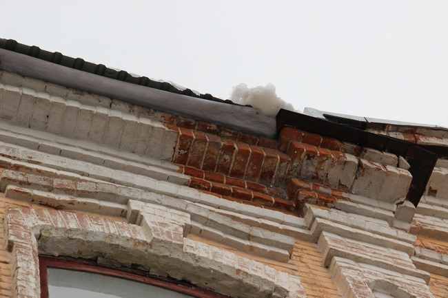 Из-за резкого потепления прохожим угрожают сосульки и ледяные глыбы