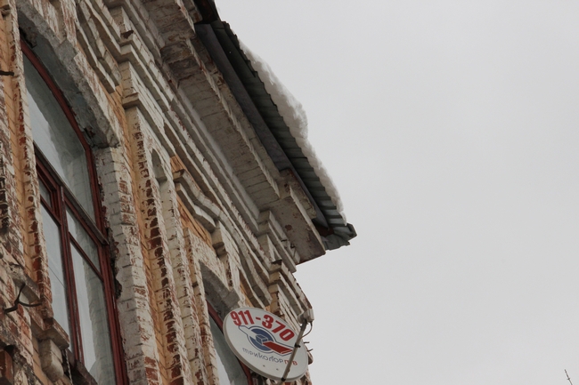 Из-за резкого потепления прохожим угрожают сосульки и ледяные глыбы