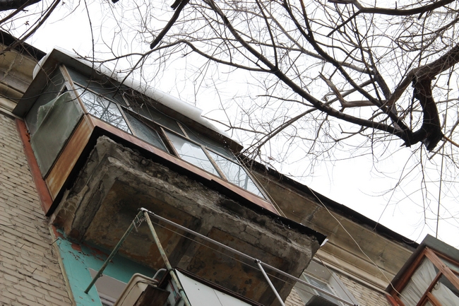 Из-за резкого потепления прохожим угрожают сосульки и ледяные глыбы