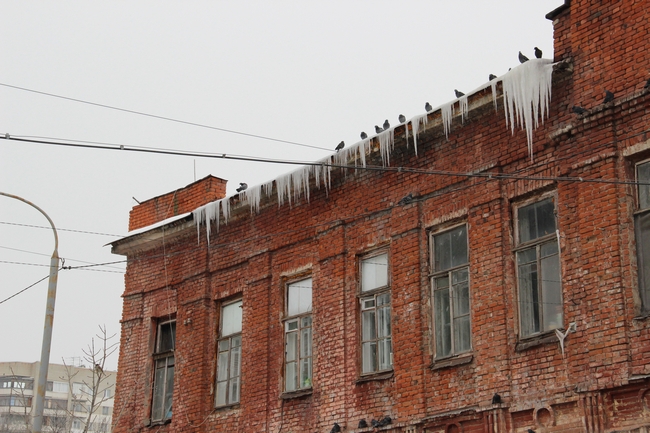 Из-за резкого потепления прохожим угрожают сосульки и ледяные глыбы