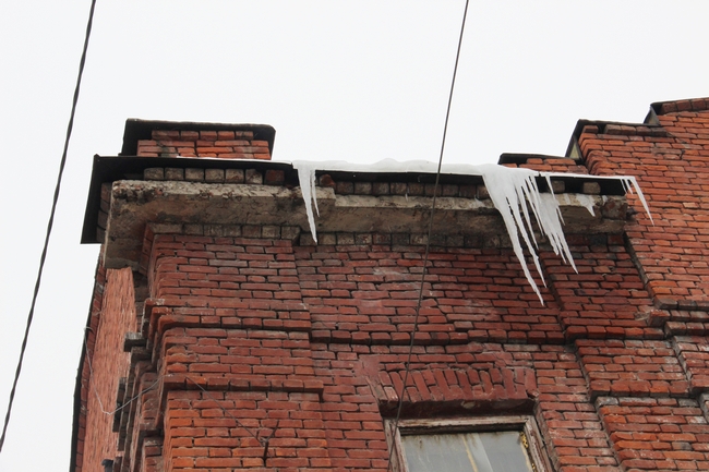 Из-за резкого потепления прохожим угрожают сосульки и ледяные глыбы