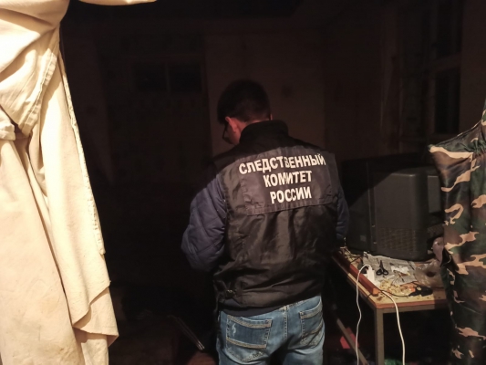 Под Татищевом в квартире нашли труп с раной в груди