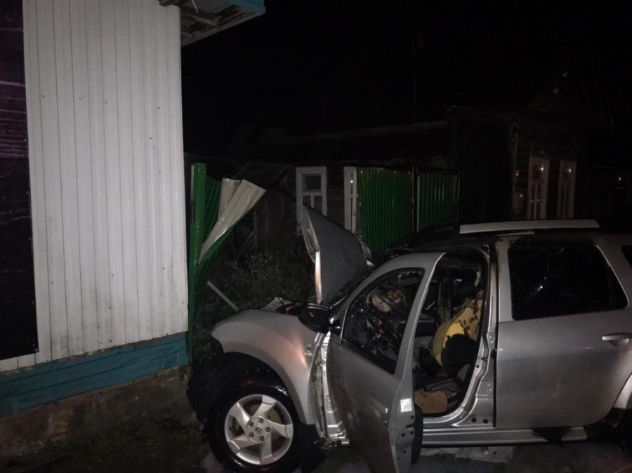 В Хвалынске сотрудник МЧС спас людей при ДТП и потушил машину