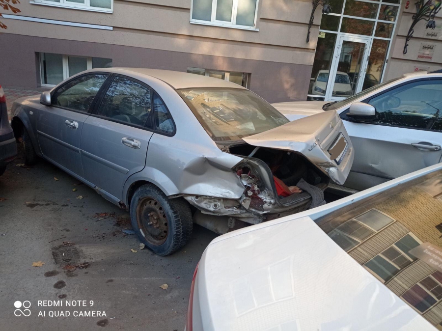 В центре Саратова водитель «Весты» врезался в 4 припаркованные иномарки