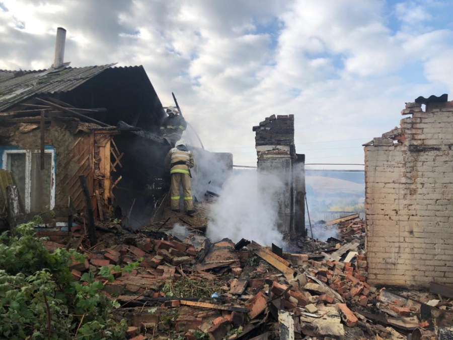 Под Красноармейском двухквартирный дом лишился крыши из-за пожара