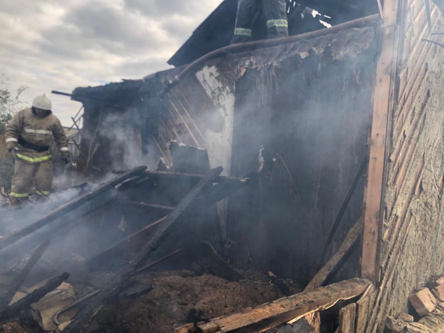 Под Красноармейском двухквартирный дом лишился крыши из-за пожара