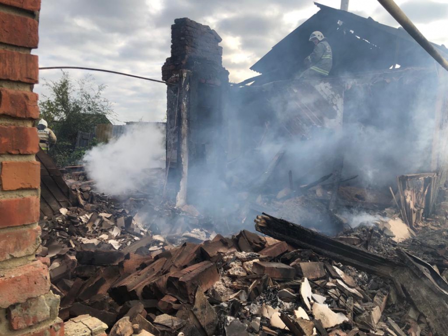 Под Красноармейском двухквартирный дом лишился крыши из-за пожара