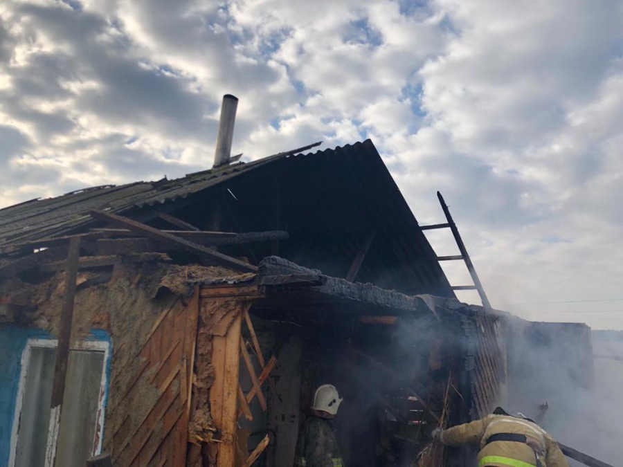 Под Красноармейском двухквартирный дом лишился крыши из-за пожара