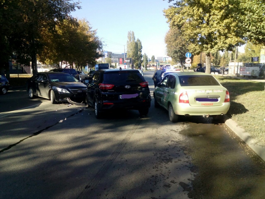 На 3-й Дачной пассажирка кроссовера пострадала в массовой аварии