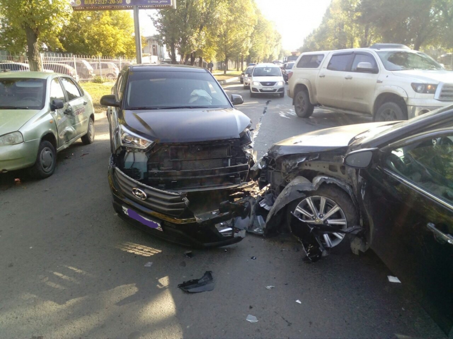 На 3-й Дачной пассажирка кроссовера пострадала в массовой аварии