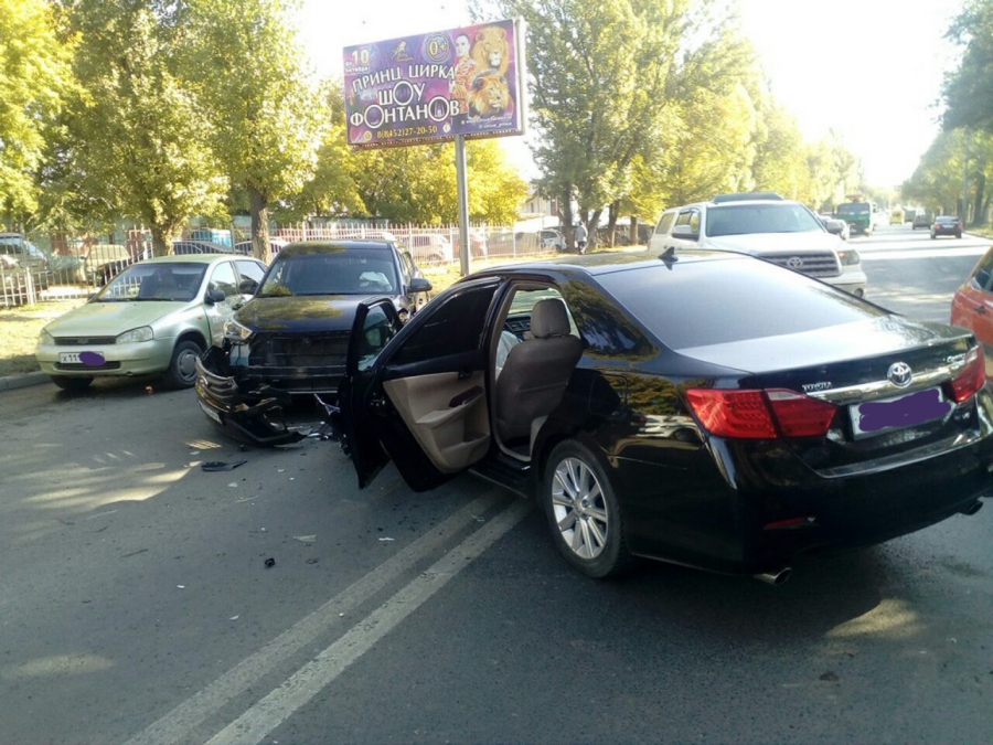 На 3-й Дачной пассажирка кроссовера пострадала в массовой аварии