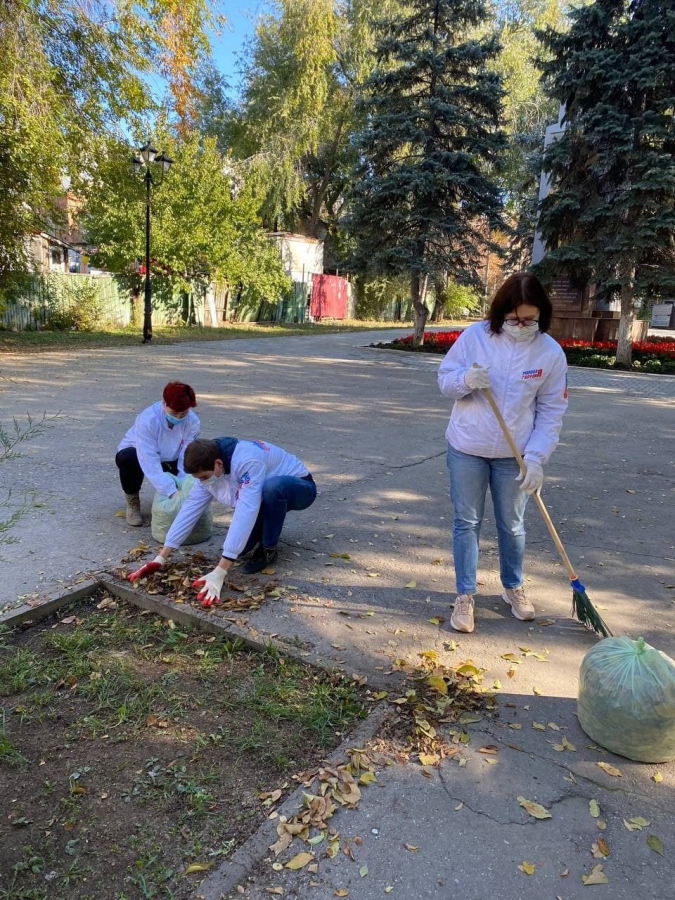 Коммунисты во время своей акции замусорили сквер Героев Краснодона