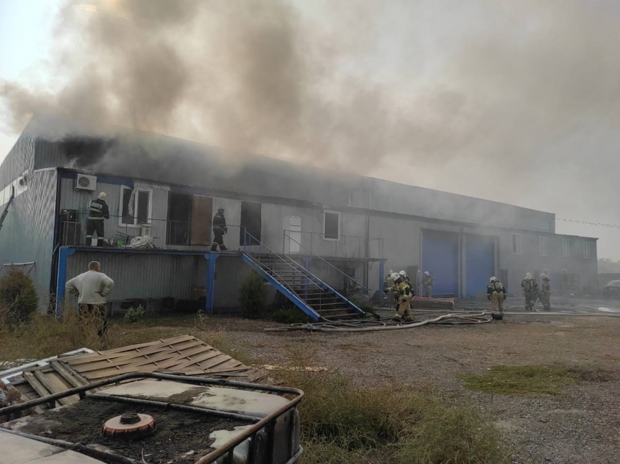 Под Энгельсом пожарные тушат загоревшийся цех
