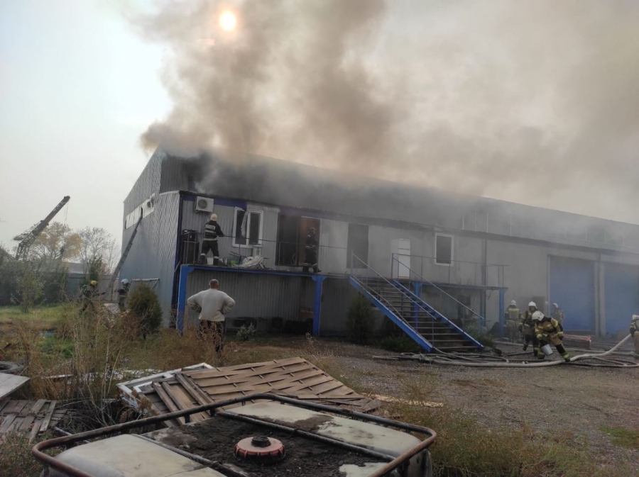 Под Энгельсом пожарные тушат загоревшийся цех