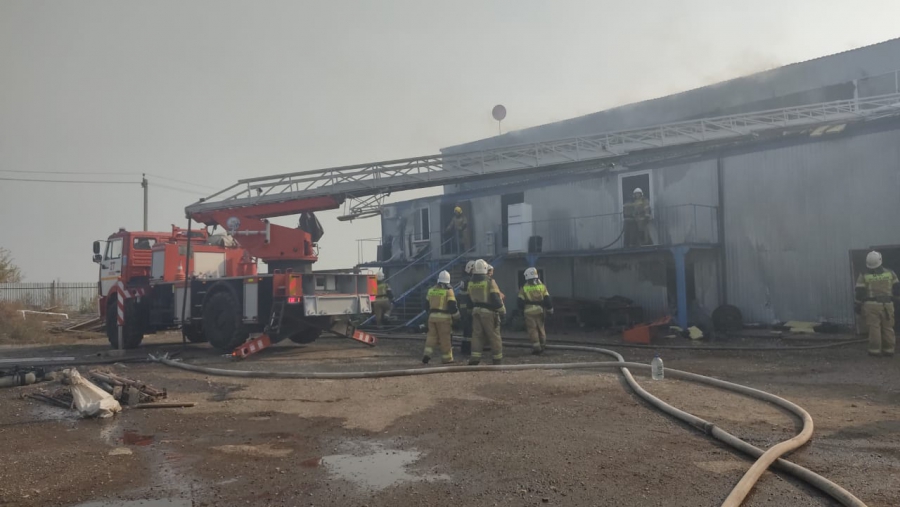 Под Энгельсом пожарные тушат загоревшийся цех