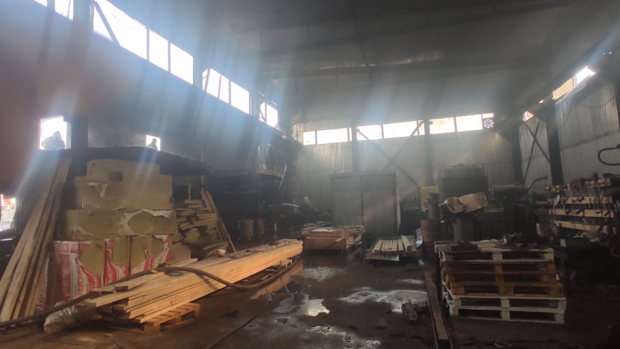 Под Энгельсом пожарные тушат загоревшийся цех