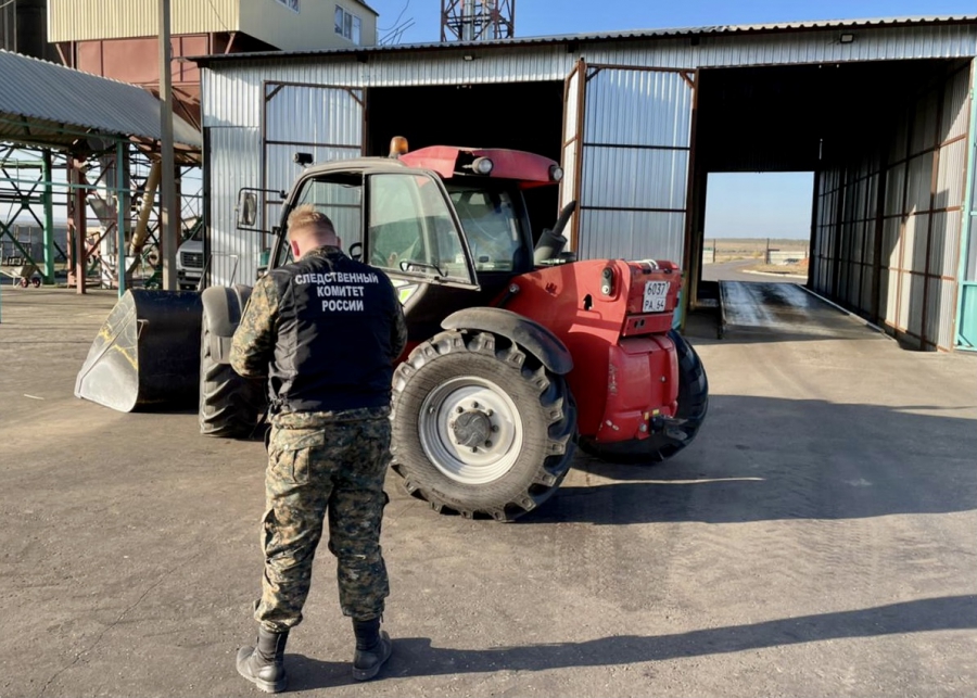 В саратовском селе трактор насмерть сбил охранника организации