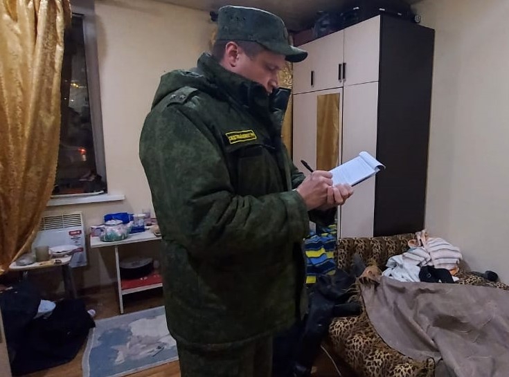 В Кировском районе нашли труп с колото-резаными ранениями груди