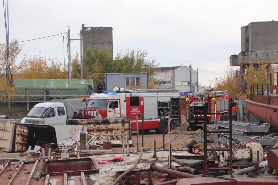 В Энгельсе пожарные тушили загоревшееся судно
