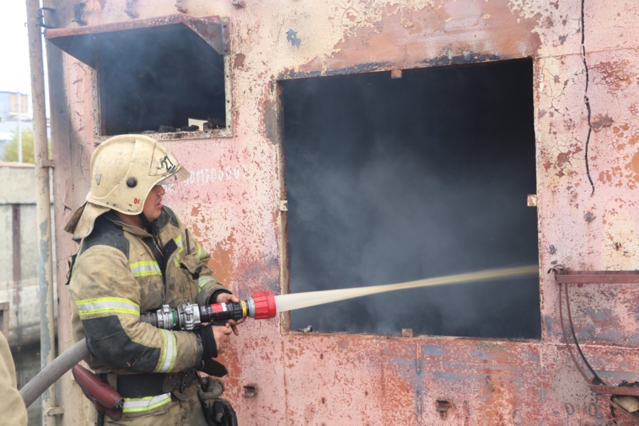 В Энгельсе пожарные тушили загоревшееся судно