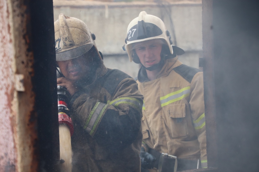 В Энгельсе пожарные тушили загоревшееся судно