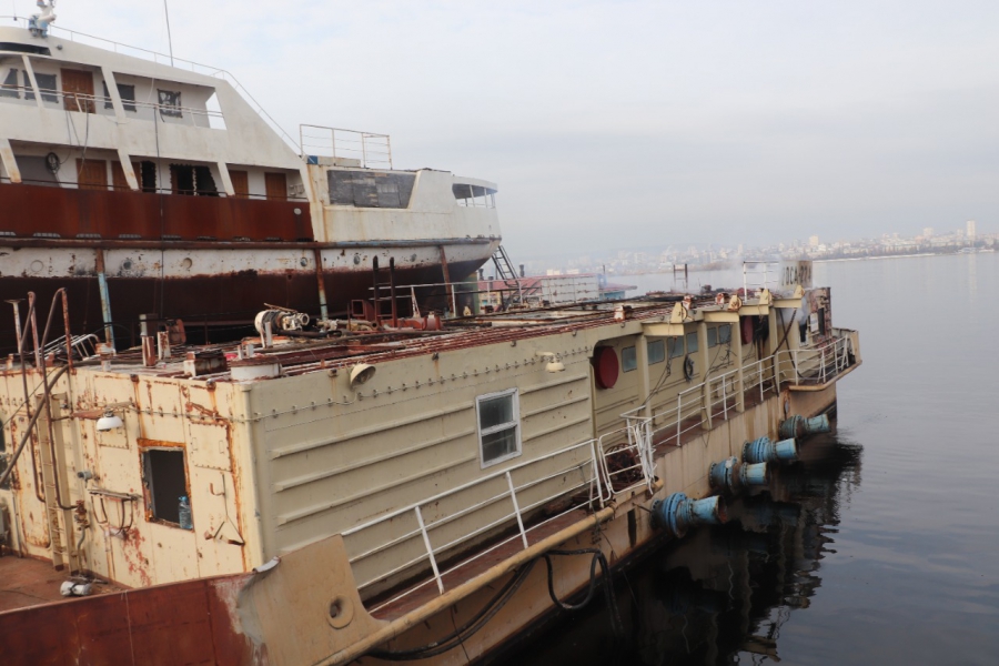 В Энгельсе пожарные тушили загоревшееся судно