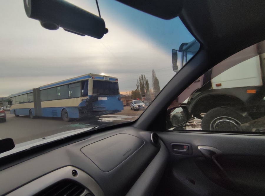 В Энгельсе тягач протаранил автобус возле остановки