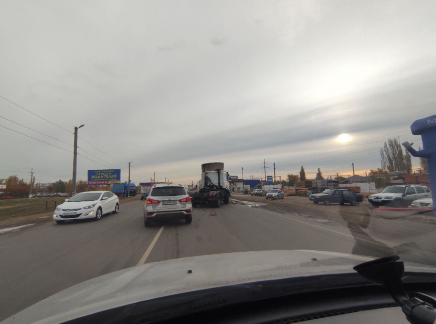 В Энгельсе тягач протаранил автобус возле остановки