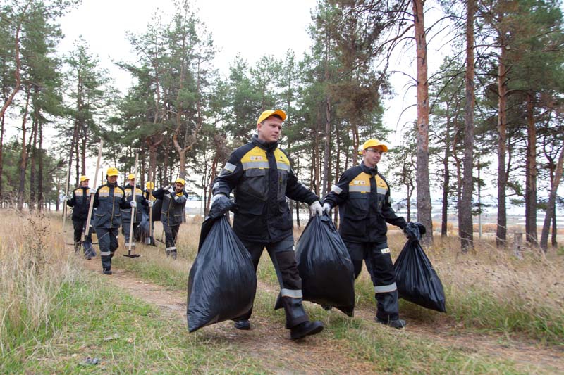 Волонтеры Саратовского НПЗ провели экологическую акцию «Чистый лес»