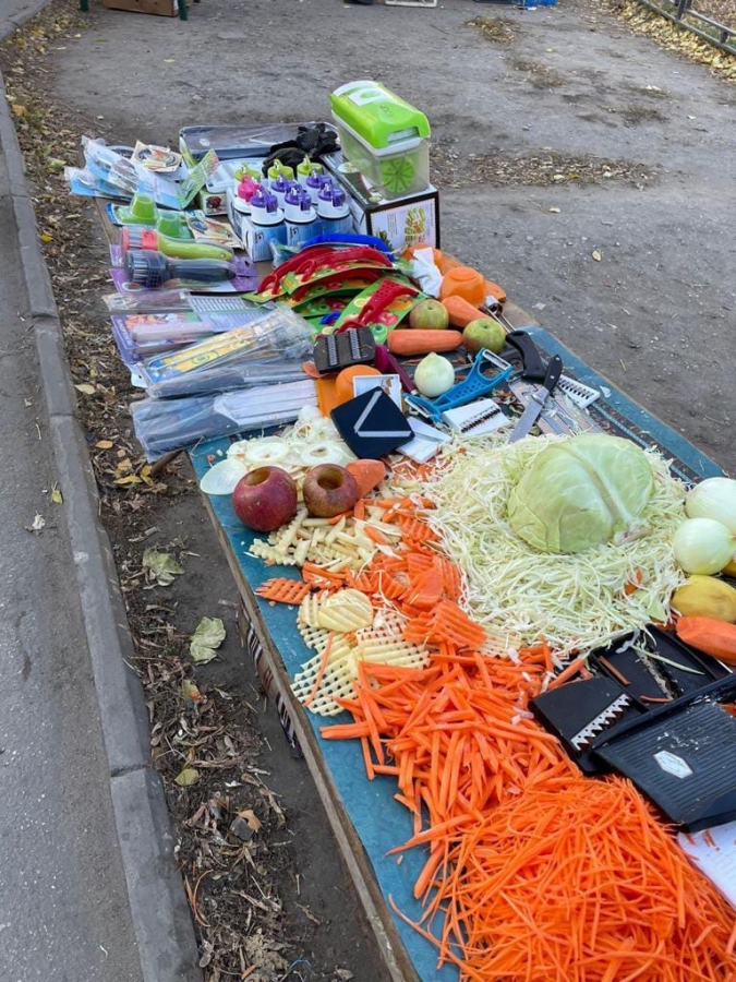 Возле «Оранжевого» чиновники и полицейские разогнали стихийный рынок