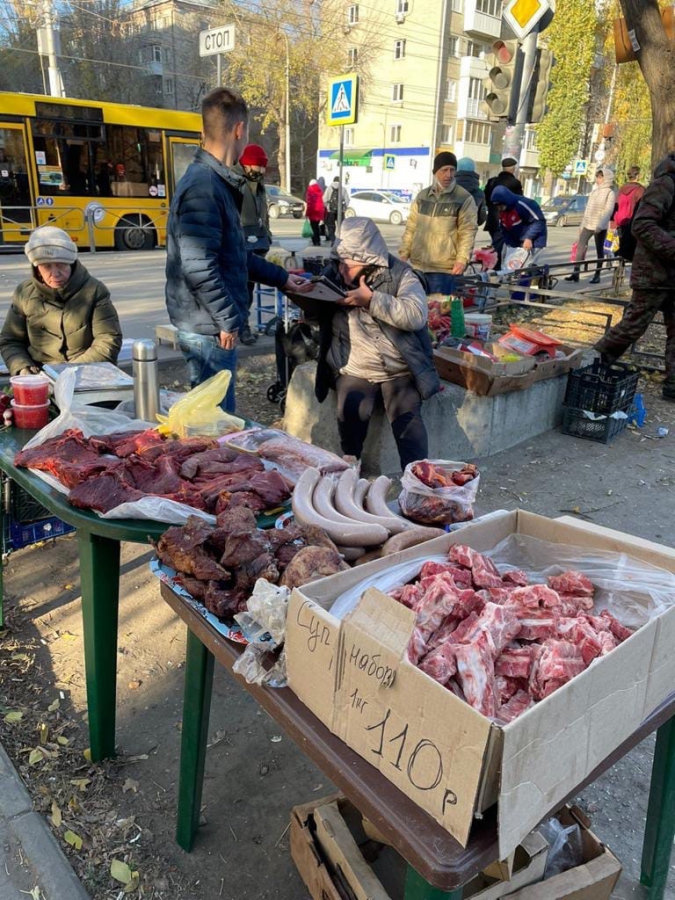 Возле «Оранжевого» чиновники и полицейские разогнали стихийный рынок