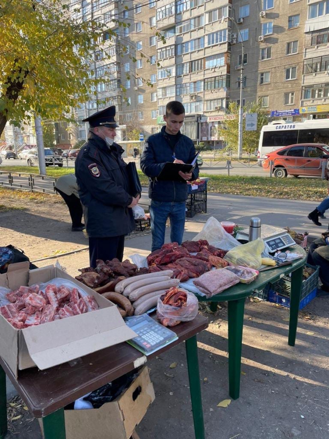 Возле «Оранжевого» чиновники и полицейские разогнали стихийный рынок