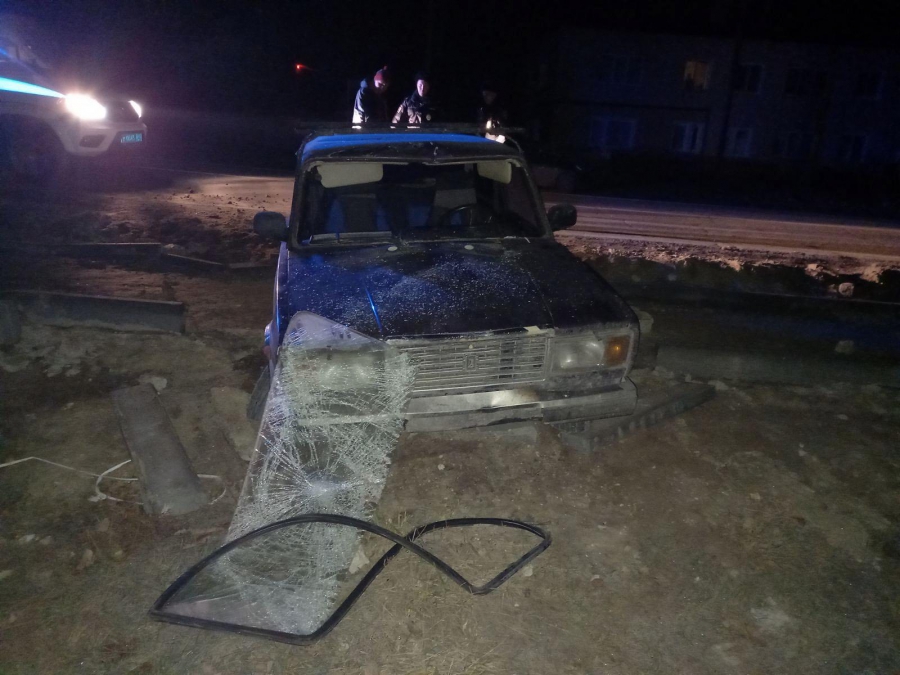 У «ВАЗа» выбило лобовое стекло после наезда на 18-летнего парня