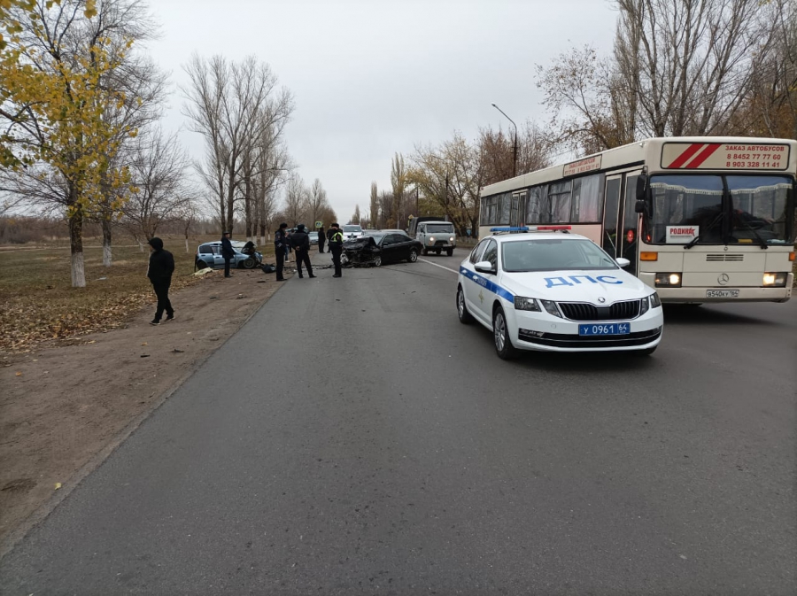 Пассажир иномарки погиб в массовой аварии на Волжском проспекте