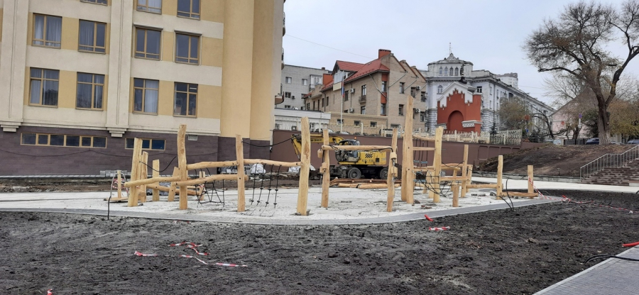 Общественность удивлена строительством детской площадки в будущем сквере Петра I в Саратове
