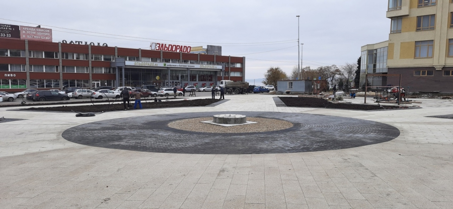 Общественность удивлена строительством детской площадки в будущем сквере Петра I в Саратове