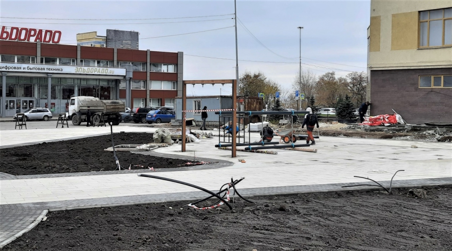 Общественность удивлена строительством детской площадки в будущем сквере Петра I в Саратове