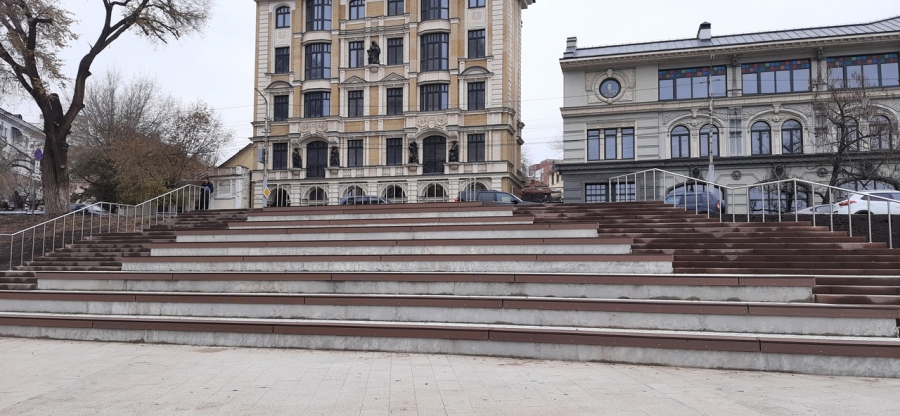 Общественность удивлена строительством детской площадки в будущем сквере Петра I в Саратове