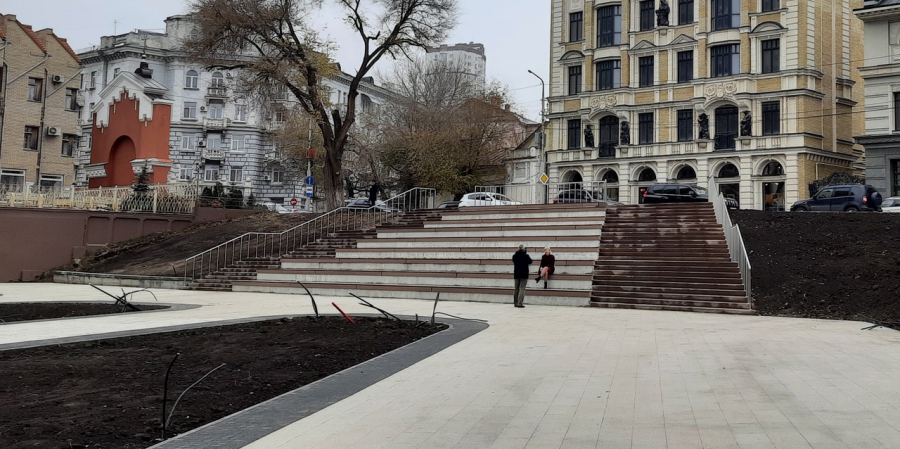 Общественность удивлена строительством детской площадки в будущем сквере Петра I в Саратове