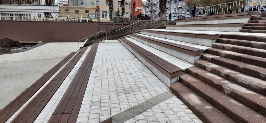 Общественность удивлена строительством детской площадки в будущем сквере Петра I в Саратове